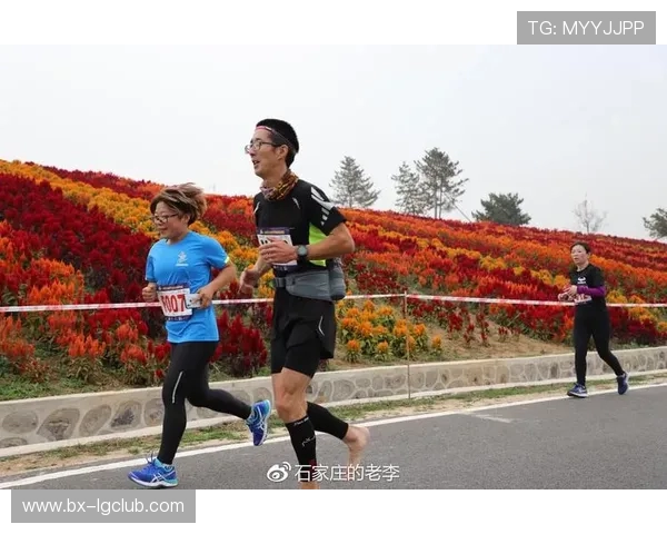 奶龙抱足球乘电梯挑战，萌趣与运动激情完美融合的奇妙瞬间